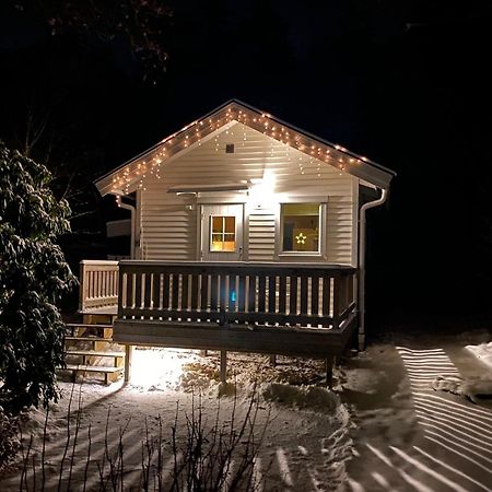 Stuga I Naturskoent Omrade Pa Vaestra Tjoern Saby エクステリア 写真