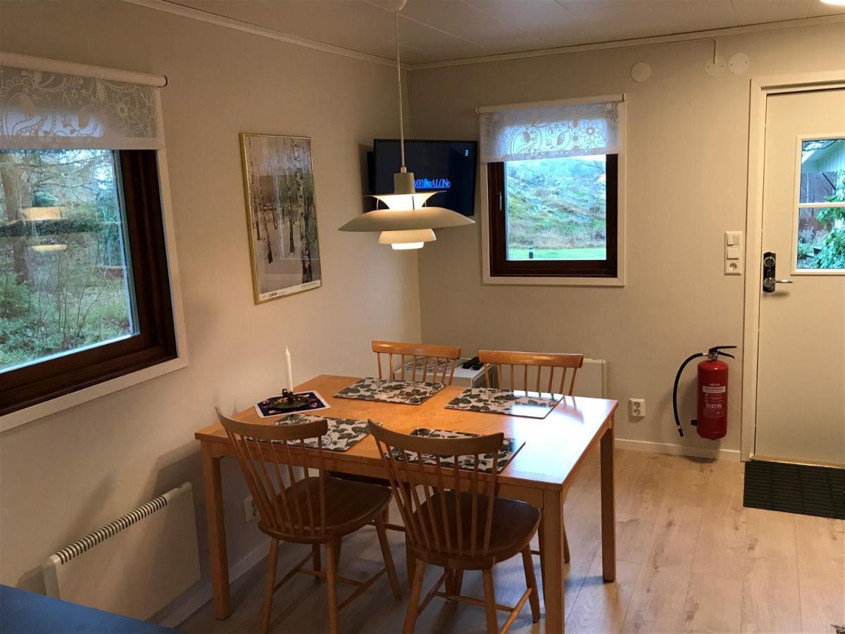 Stuga I Naturskoent Omrade Pa Vaestra Tjoern Saby エクステリア 写真