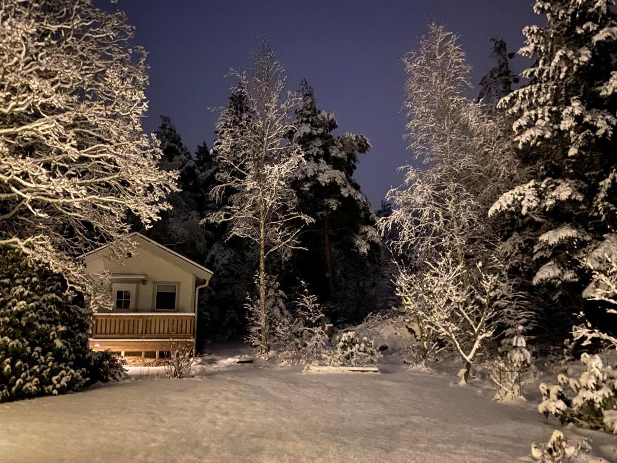 Stuga I Naturskoent Omrade Pa Vaestra Tjoern Saby エクステリア 写真