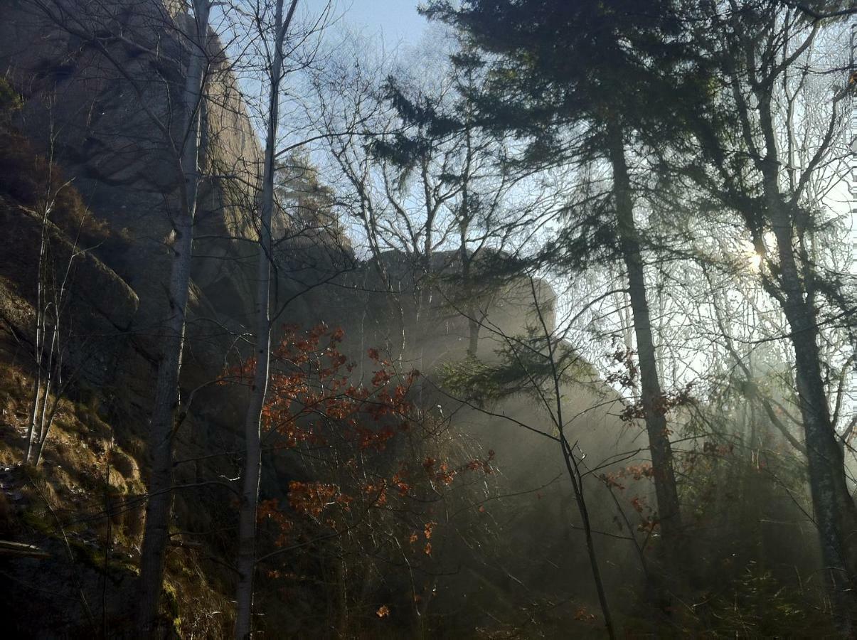 Stuga I Naturskoent Omrade Pa Vaestra Tjoern Saby エクステリア 写真