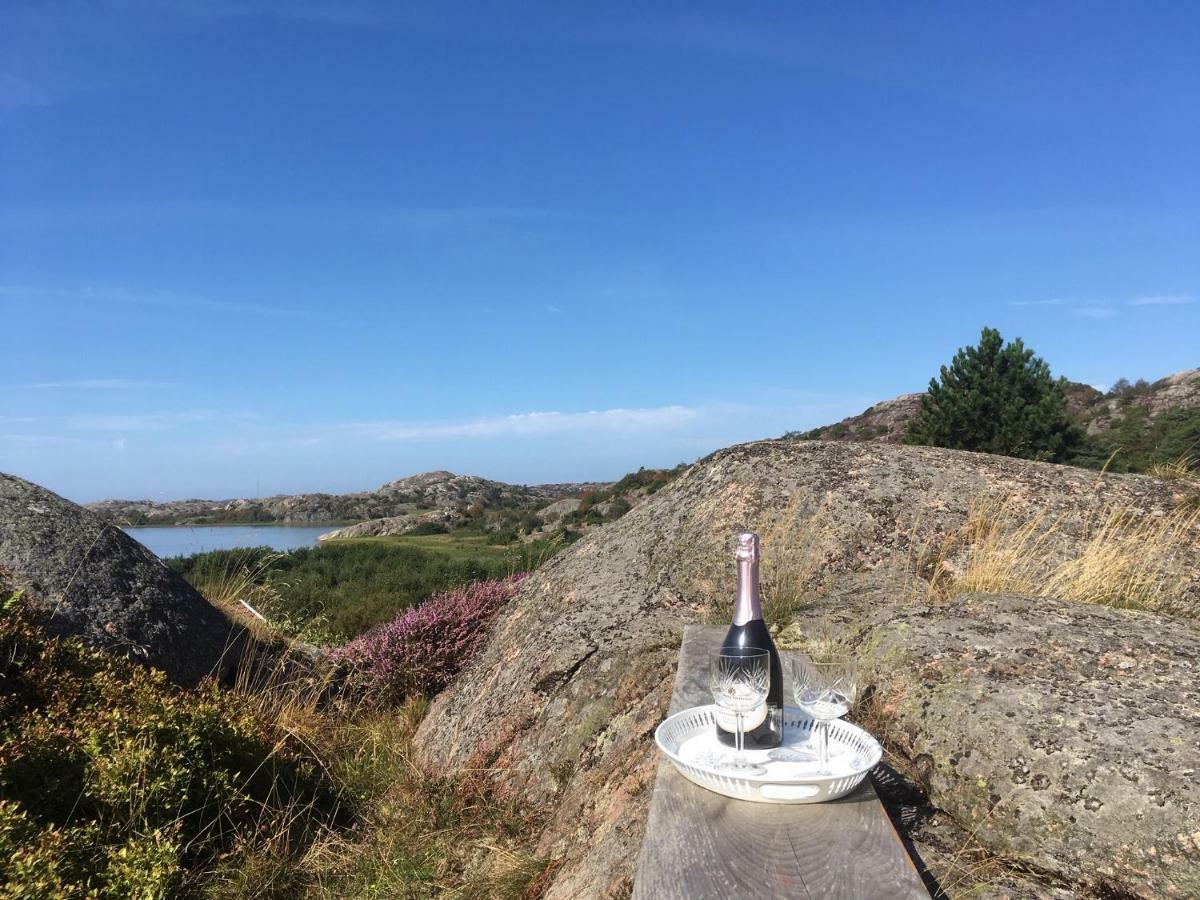 Stuga I Naturskoent Omrade Pa Vaestra Tjoern Saby エクステリア 写真